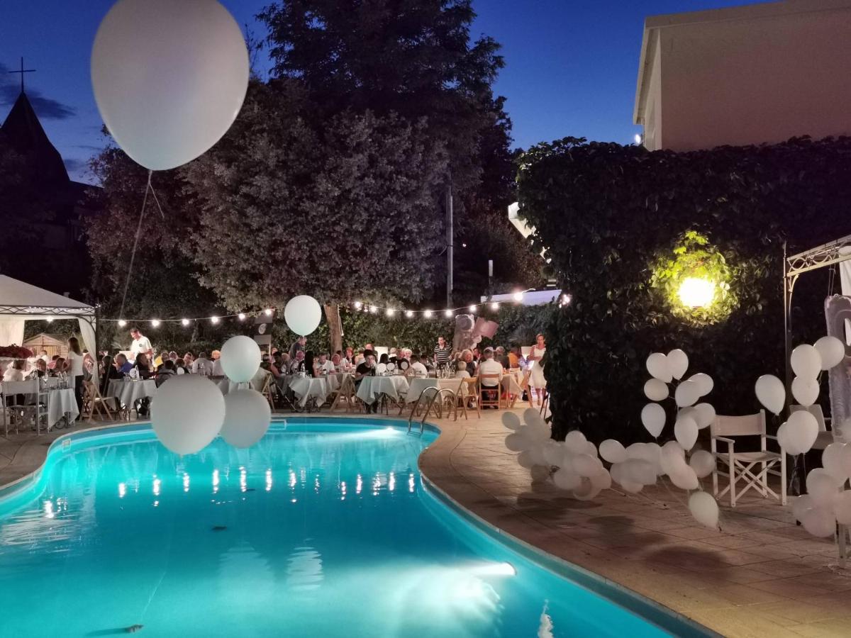 Villa Adriatica Ambienthotels Римини Екстериор снимка