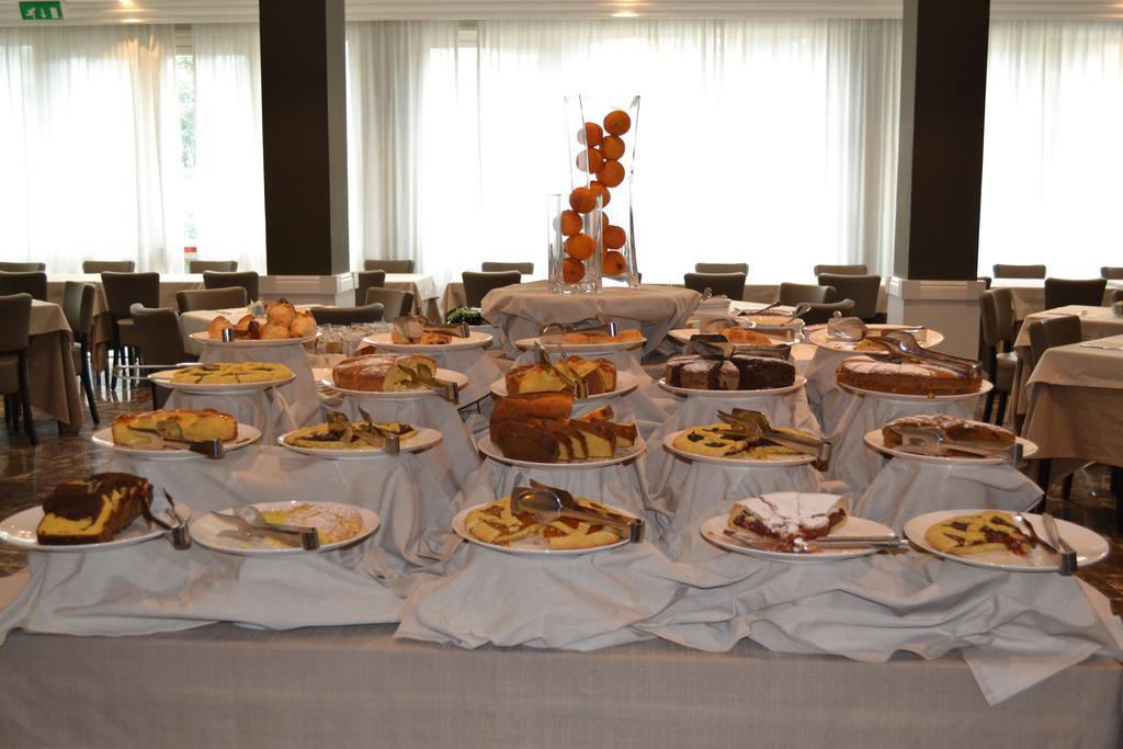 Villa Adriatica Ambienthotels Римини Екстериор снимка